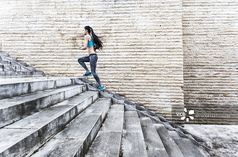 女运动员跑上楼梯图片素材