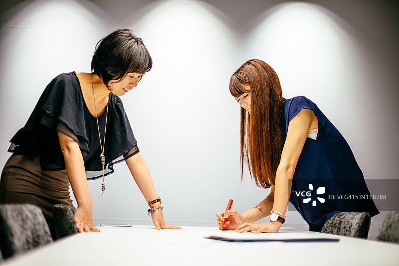 日本商界女性在办公室准备讲习班图片素材