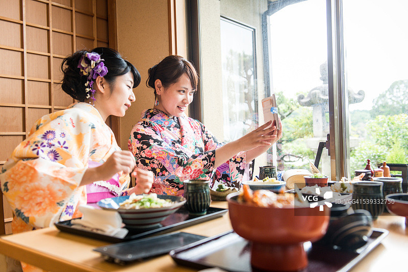 日本京都，穿着和服的美丽日本女人在自拍图片素材