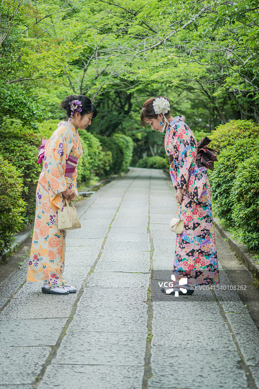 美丽的日本妇女在和服鞠躬，京都，日本图片素材