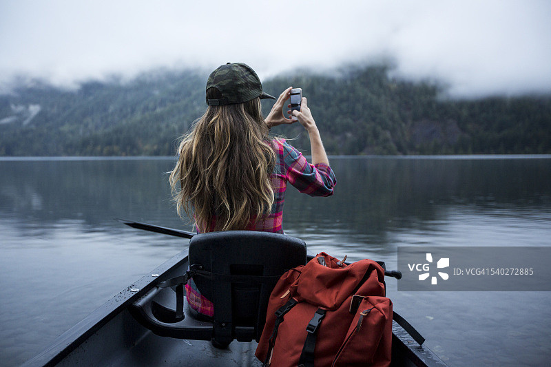 一个女人在独木舟上。图片素材