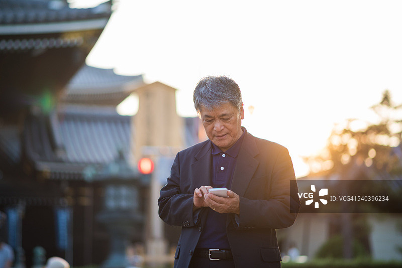 一个日本老人在用智能手机图片素材