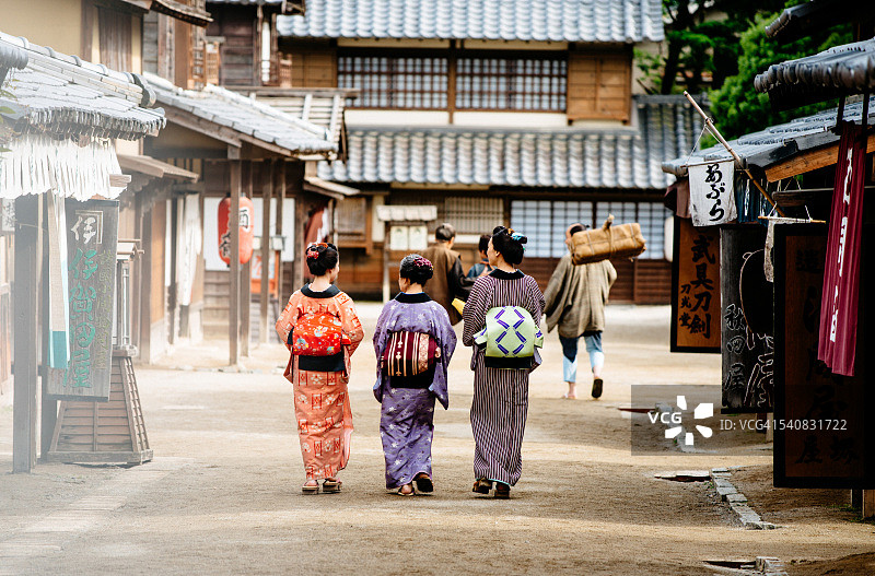 在古老的日本村庄的乡村景色与木房子图片素材