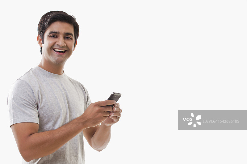 一个兴高采烈的年轻人在白色背景下拿着手机图片素材