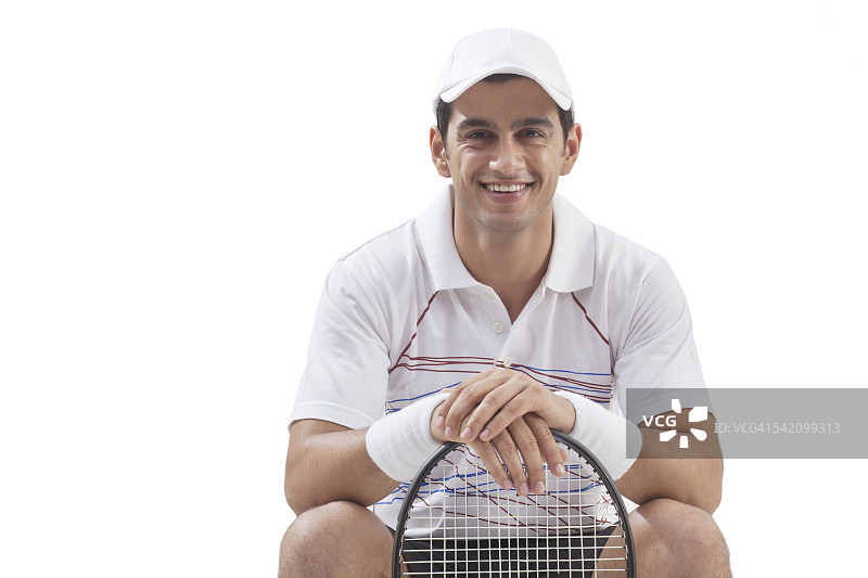 年轻男子的肖像与网球拍孤立在白色的背景图片素材