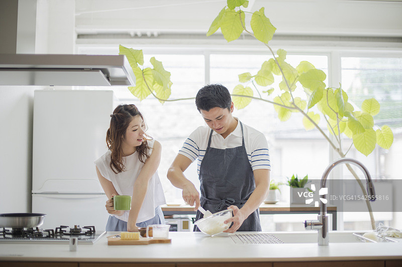 日本一对年轻夫妇在度假时做饭图片素材