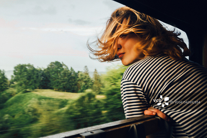 从火车上看风景的女人图片素材