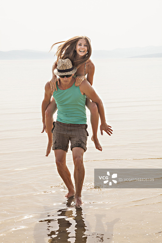 克罗地亚，一对年轻夫妇在海滩上鬼混图片素材