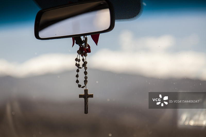 汽车后视镜上的十字悬挂，阿根廷，南美图片素材