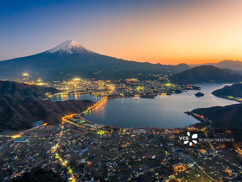 高角度的富士河口湖和城市图片素材