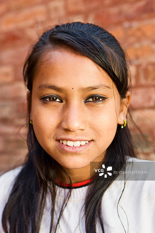 年轻的尼泊尔女孩的肖像。加德满都。图片素材