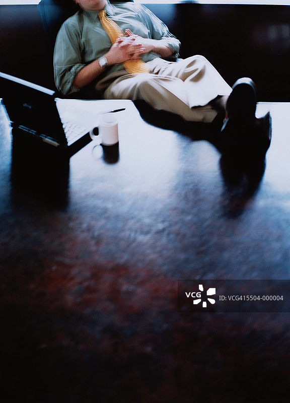 脚在桌子上睡着的男人图片素材