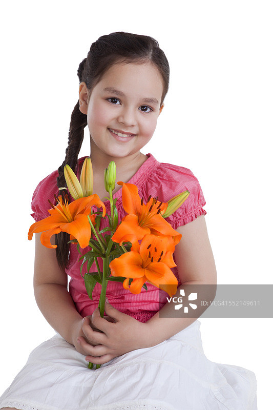 小女孩手捧鲜花的肖像图片素材