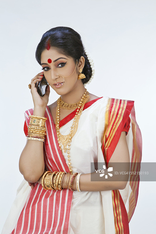 一个孟加拉女人在打手机图片素材