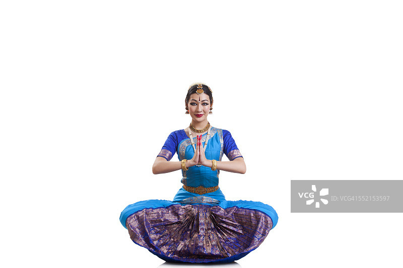 在白色背景下表演婆罗多那陀香时舞者打招呼的肖像图片素材