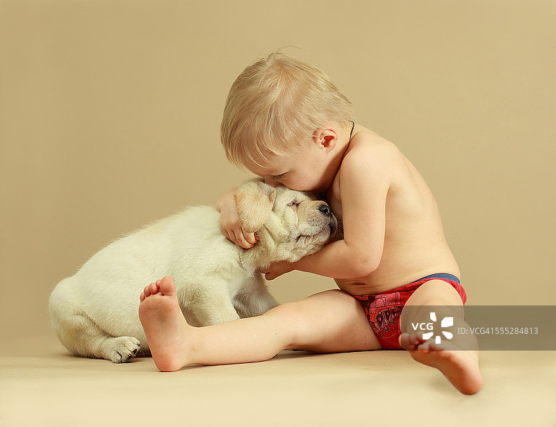 孩子和小狗。拥抱。图片素材