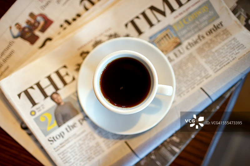 一杯用报纸做的咖啡图片素材