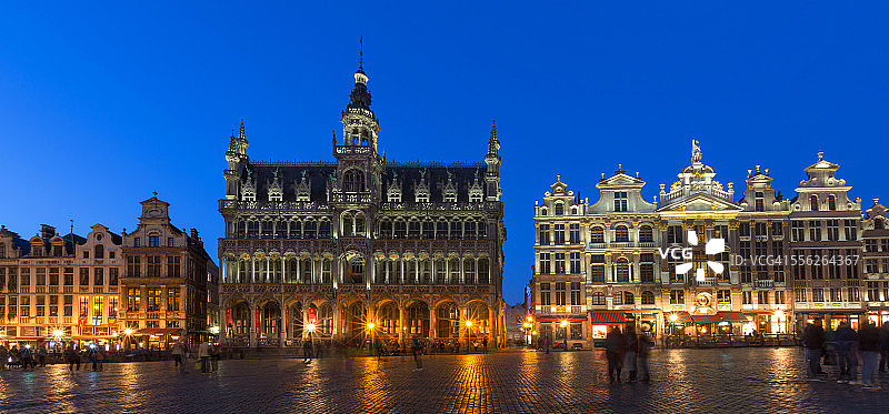 大广场在黄昏全景，布鲁塞尔，比利时图片素材