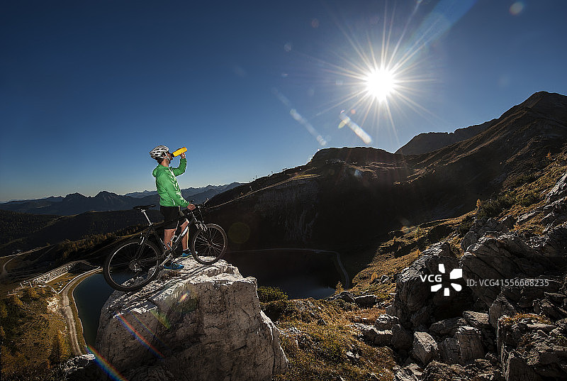 奥地利，阿尔滕马克特-佐钦塞，一个年轻人骑着山地车在山上图片素材