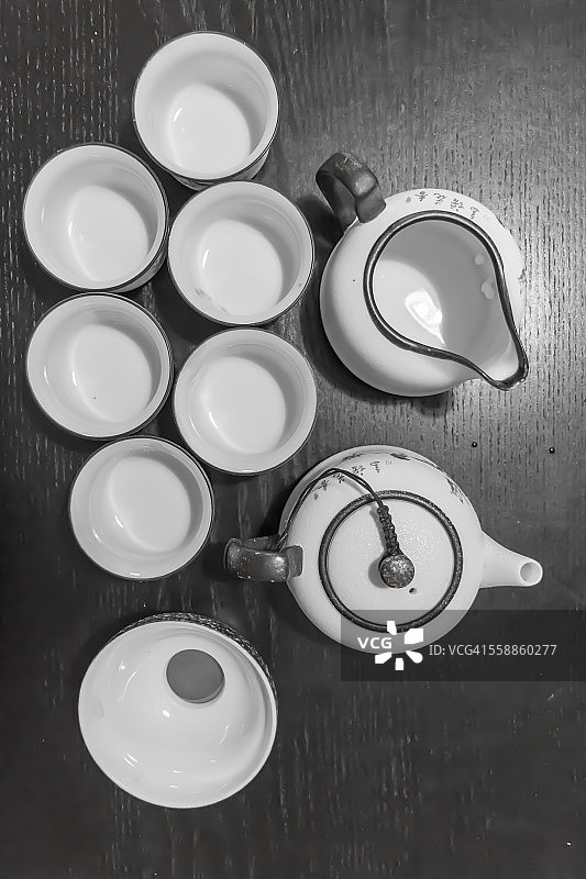高角度的茶杯和茶壶图片素材