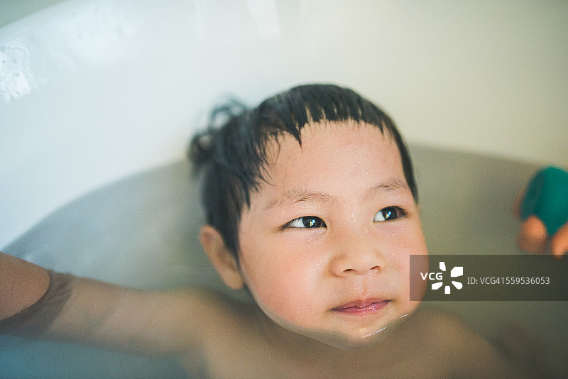 一个男孩喜欢洗热水澡图片素材