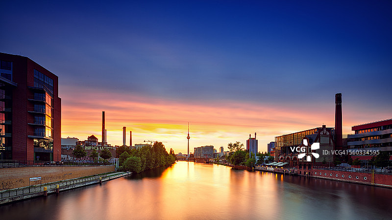 日落后的东柏林城市景观图片素材