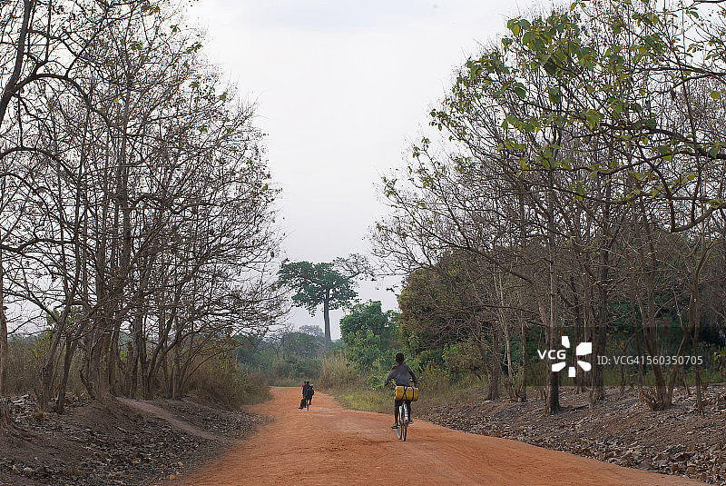 西非加纳的自行车手图片素材