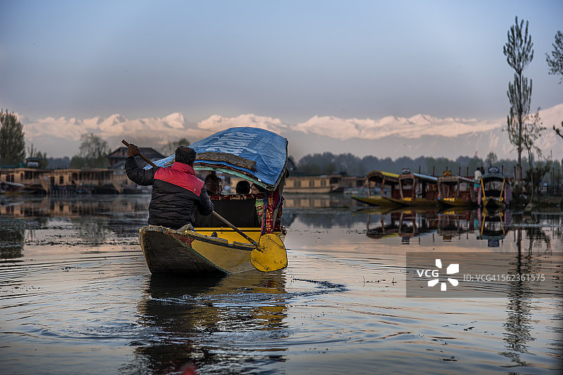 印度克什米尔达尔湖上的船图片素材
