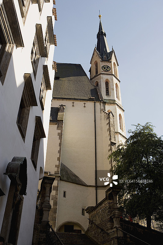 低角度的建筑在一个城市，布拉格，捷克共和国图片素材