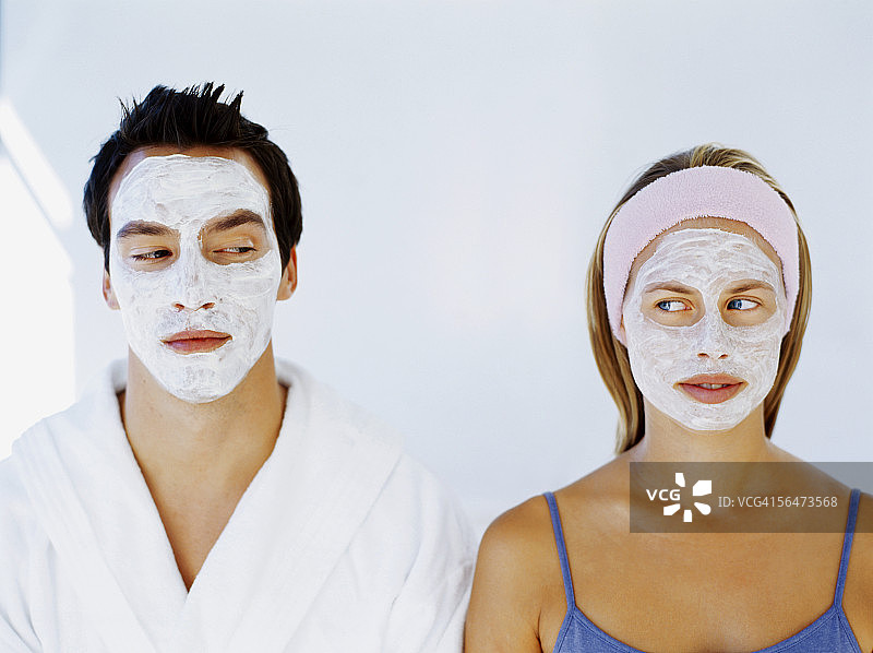 一对年轻夫妇戴着面具的特写图片素材