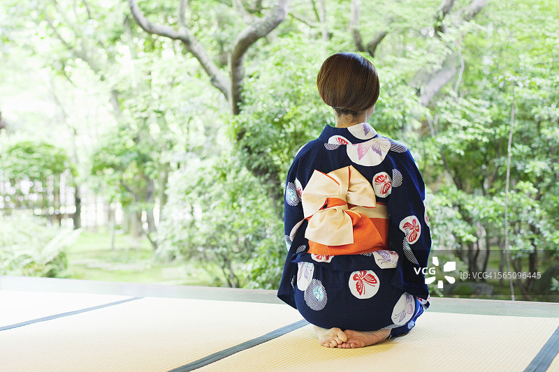 穿着浴衣的日本妇女图片素材