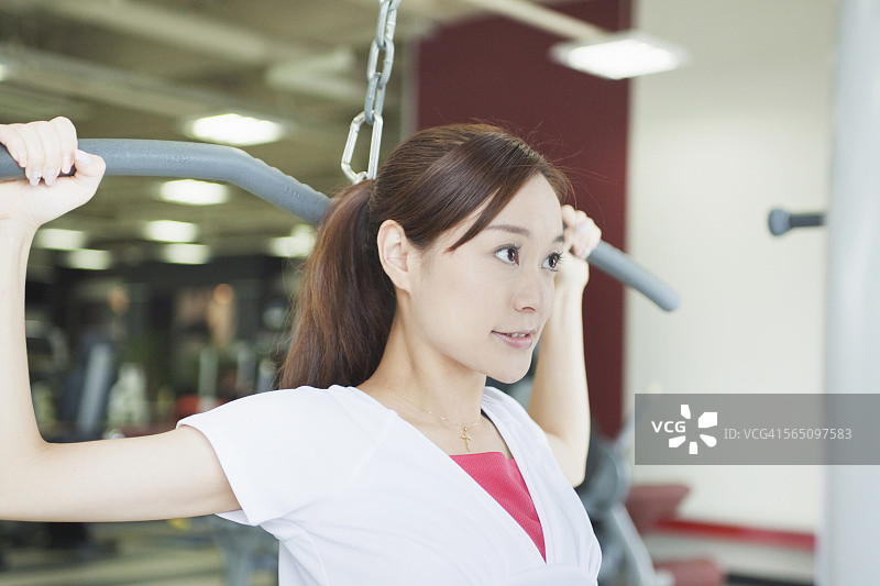 年轻女子在健身房锻炼图片素材