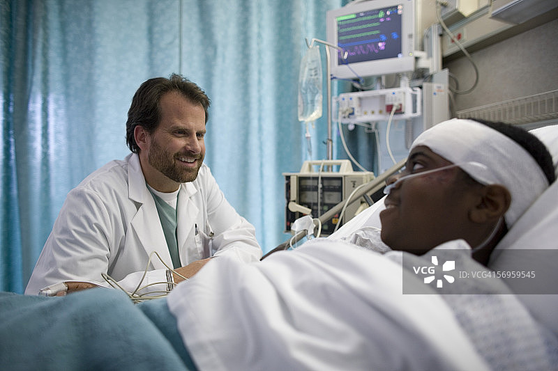 男医生和他的病人谈话图片素材
