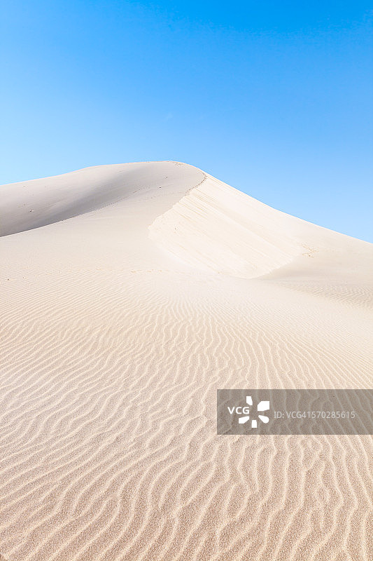 景观:日出时的沙漠沙丘，中国图片素材