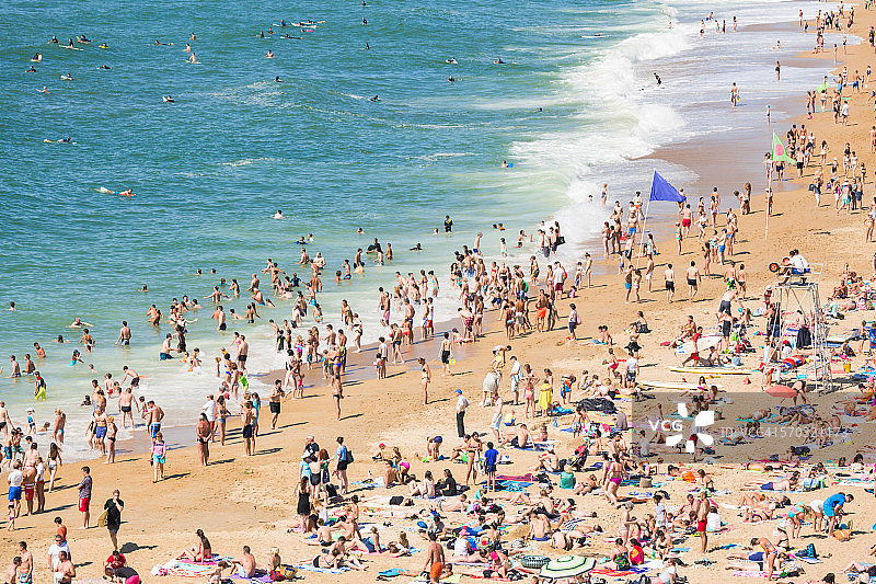 夏日沙滩拥挤，视野高架。比亚里茨图片素材