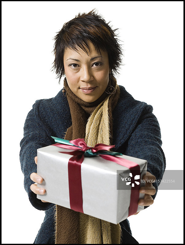 一个年轻女子拿着礼物的肖像图片素材
