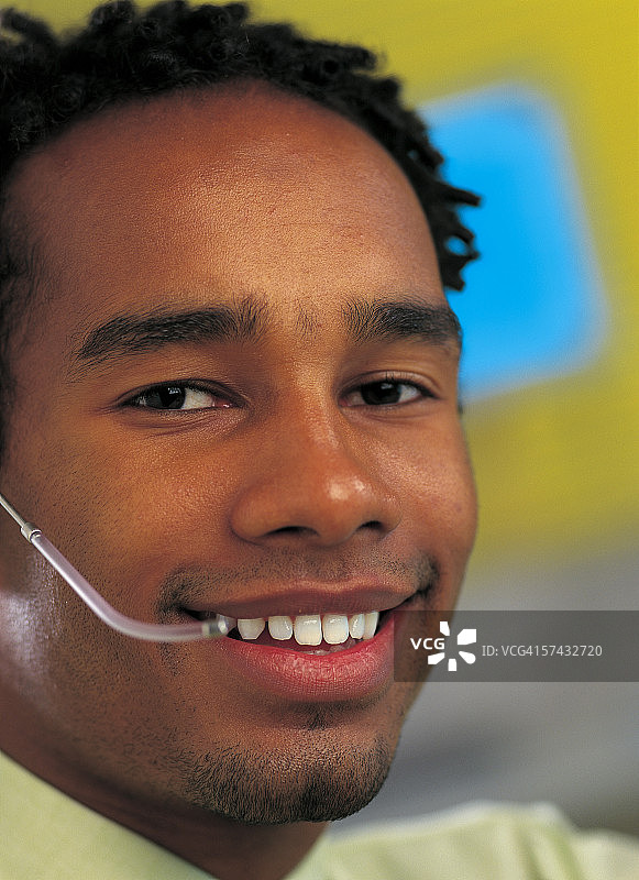 一个男人的肖像戴着电话耳机和微笑图片素材