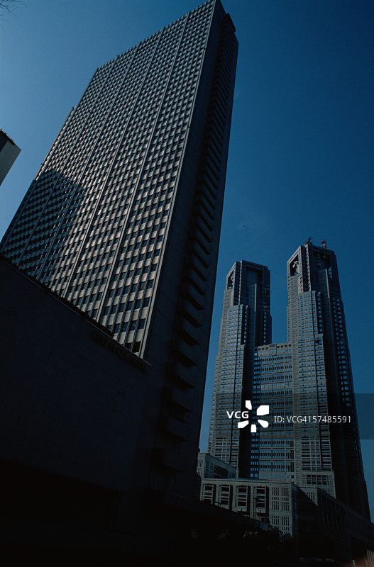 日本，东京，东京市政厅，低角度视角图片素材