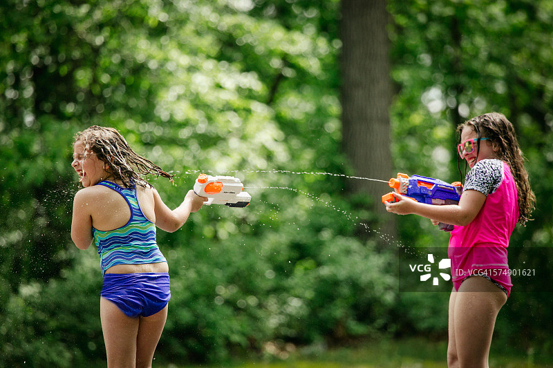 两个女孩打水枪图片素材