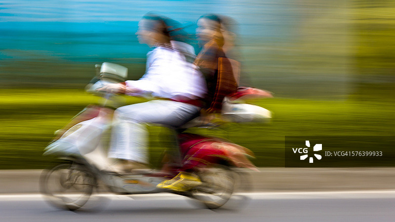 两个女人骑着摩托车图片素材