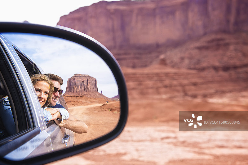 美国犹他州纪念碑谷，侧面镜中白种人夫妇的倒影图片素材