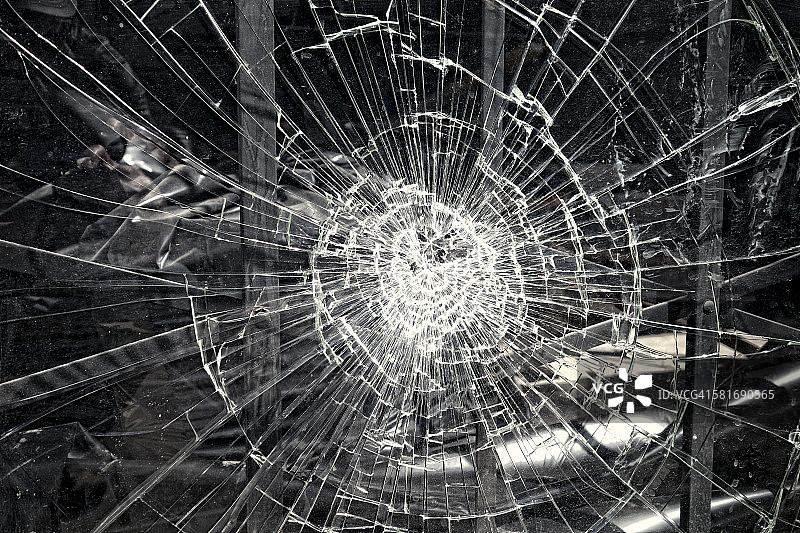 砸碎商店橱窗图片素材