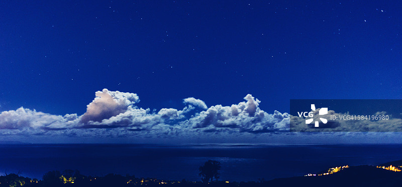 夜间的马里布云图片素材