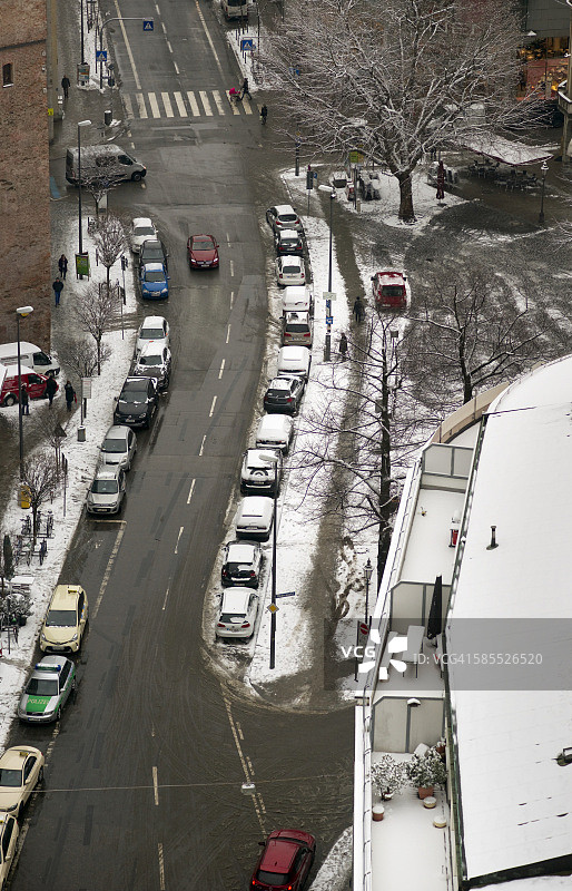 德国，巴伐利亚，慕尼黑，鸟瞰慕尼黑街在冬天与停放的汽车图片素材