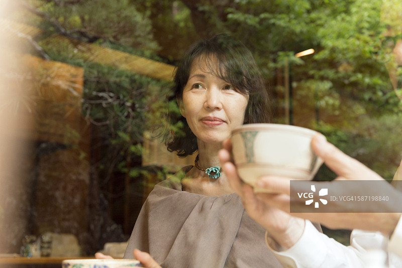 美丽成熟的日本女人在京都餐厅喝茶图片素材
