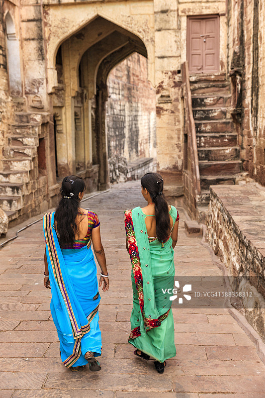 两名印度妇女在前往印度梅兰加尔堡的路上图片素材