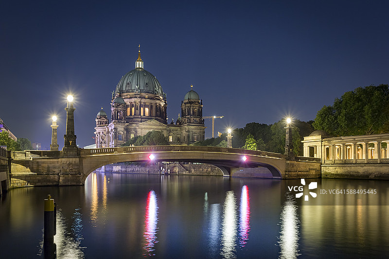德国，柏林，柏林Dom和施普雷河的夜晚图片素材