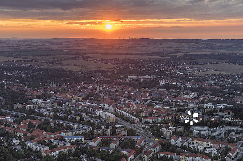 德国，哈尔伯施塔特日落时的鸟瞰图图片素材