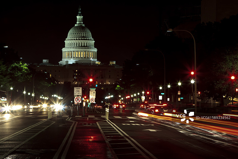 暴风雨后的夜晚，从华盛顿特区宾夕法尼亚大道上看美国国会大厦图片素材