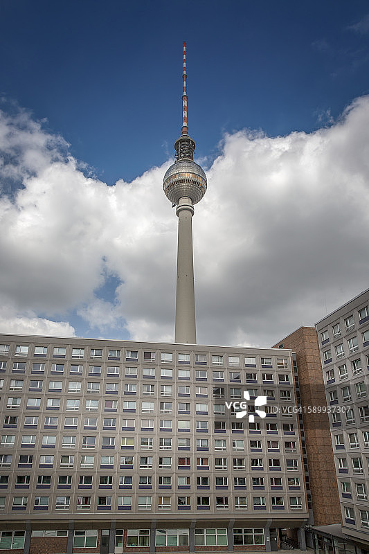 德国柏林，以混凝土塔楼为前景的电视塔图片素材